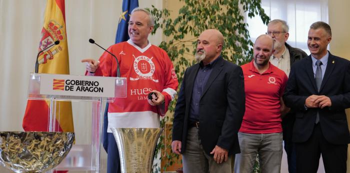El presidente de Aragón recibe al Club Hielo Jaca
