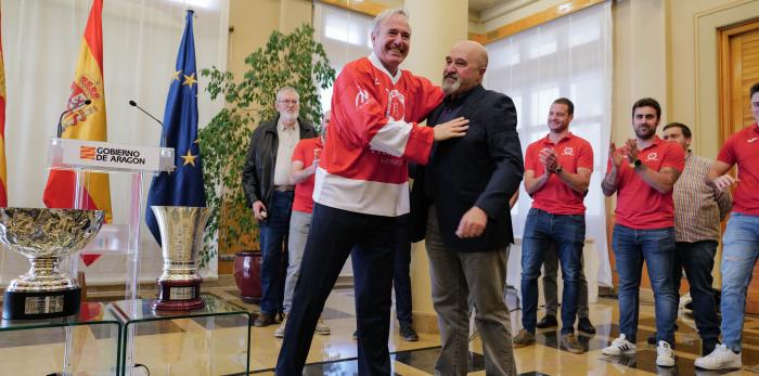 El presidente de Aragón recibe al Club Hielo Jaca