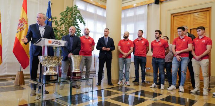 El presidente de Aragón recibe al Club Hielo Jaca