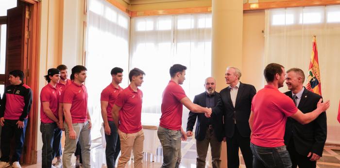 El presidente de Aragón recibe al Club Hielo Jaca