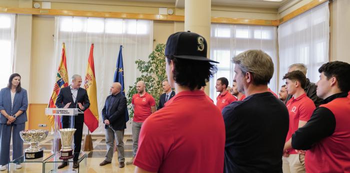 El presidente de Aragón recibe al Club Hielo Jaca