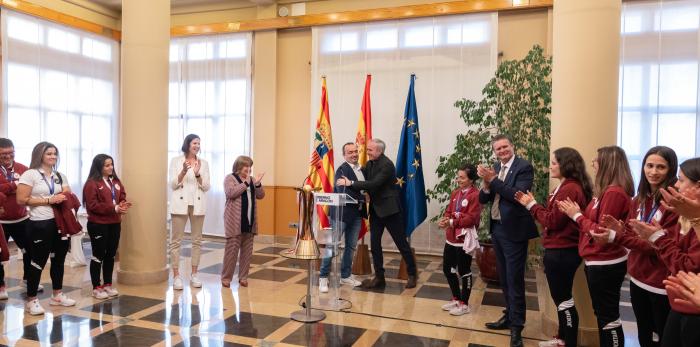 El presidente recibe al Club Patín Esneca de Fraga