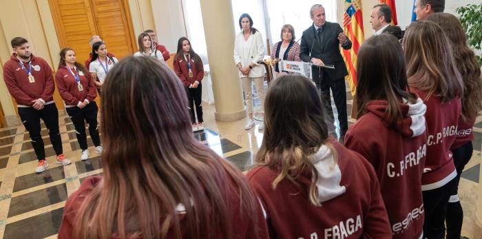 El presidente recibe al Club Patín Esneca de Fraga