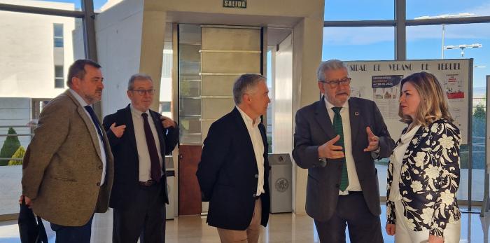 La consejera ha visitado el campus, antes de presidir la primera reunión de la comisión técnica.