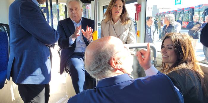 Imágenes de la presentación de la adjudicación de los dos lotes del Área Metropolitana de Zaragoza.