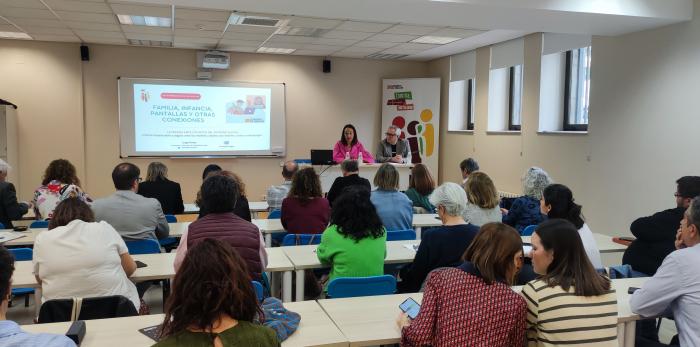 El IAJ ha acogido esta jornada sobre familias y pantallas en el Día internacional de las familias