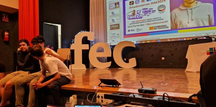 Salud Pública y Educación han celebrado el Día de Internet en Colegio FEC Nuestra Señora del Carmen de Zaragoza con encuentro-debate con Salva Fernàndez