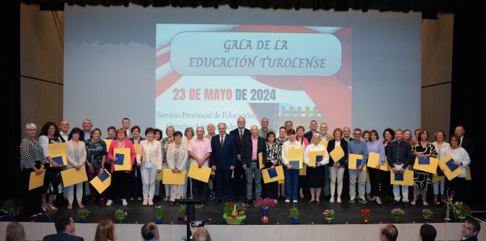 Además de a los docentes jubilados, se ha reconocido la labor de seis centros turolenses