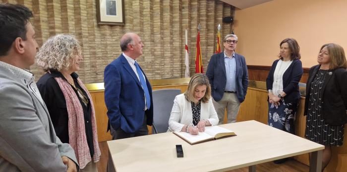 La consejera ha visitado el Ayuntamiento y ha participado luego en el patronato de la EUPLA