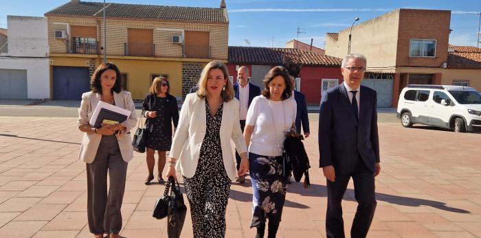 La consejera ha visitado el Ayuntamiento y ha participado luego en el patronato de la EUPLA