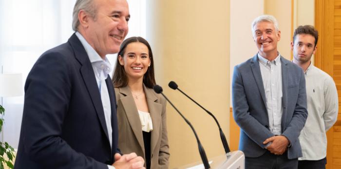 El presidente del Gobierno de Aragón recibe a la gimnasta Inés Bergua.
