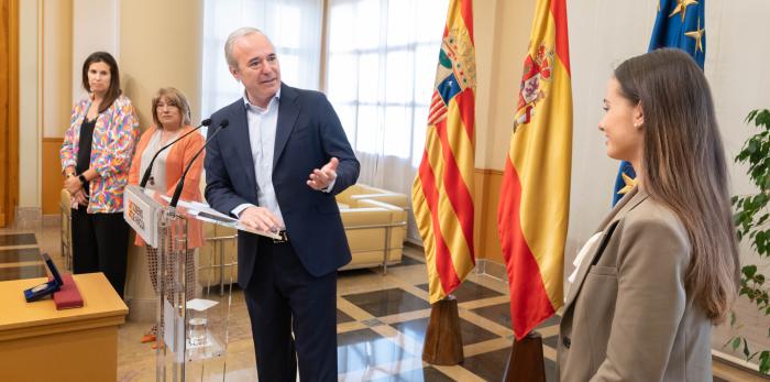 El presidente del Gobierno de Aragón recibe a la gimnasta Inés Bergua.