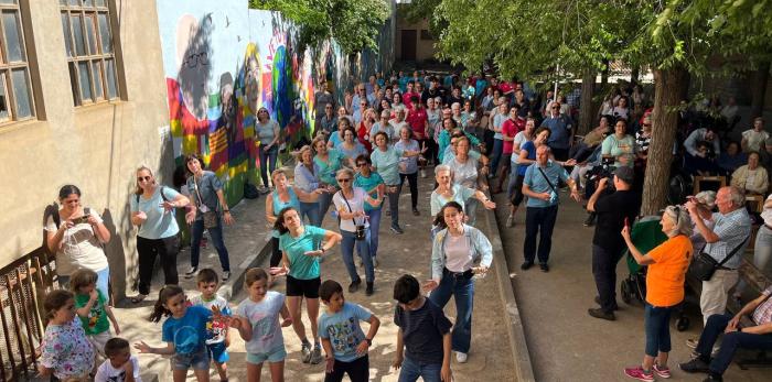 La grabación del baile de verano este 2024 se ha acompañado de la exposición de manualidades de los socios y socias y de música de acordeón en directo