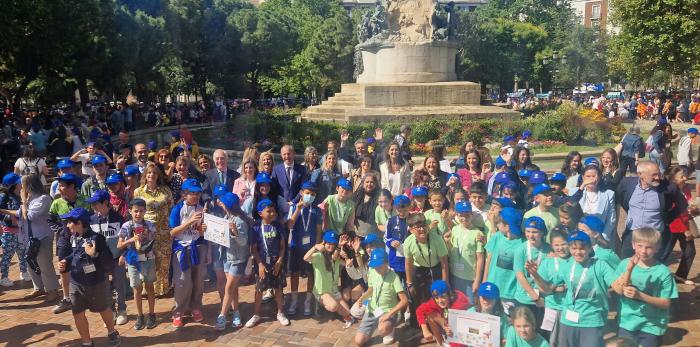 Más de 100 cooperativas creadas por más de 2.000 alumnos aragoneses se han instalado esta mañana en la Plaza de Los Sitios de Zaragoza