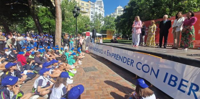 Más de 100 cooperativas creadas por más de 2.000 alumnos aragoneses se han instalado esta mañana en la Plaza de Los Sitios de Zaragoza