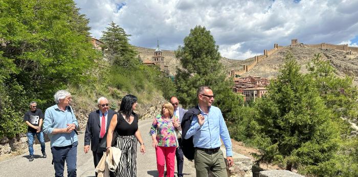 Visita a Albarracín de la consejera de Presidencia, Tomasa Hernández, y los directores generales de Cultura y Patrimonio Cultural, Pedro Olloqui y Gloria Pérez.