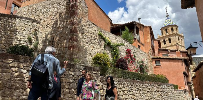 Visita a Albarracín de la consejera de Presidencia, Tomasa Hernández, y los directores generales de Cultura y Patrimonio Cultural, Pedro Olloqui y Gloria Pérez.