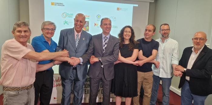 Representantes de las asociaciones que han participado en el Día Nacional del Donante de Órganos, Tejidos y Células, con el consejero de Sanidad y la coordinadora autonómica