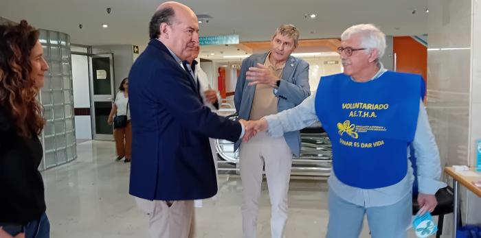 El director general de Asistencia Sanitaria, ramón Boria, ha visitado la muestra de 25 años de trasplante hepático, que se muestra en el Hospital Clínico