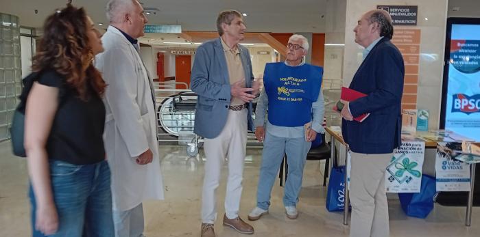 El director general de Asistencia Sanitaria, ramón Boria, ha visitado la muestra de 25 años de trasplante hepático, que se muestra en el Hospital Clínico