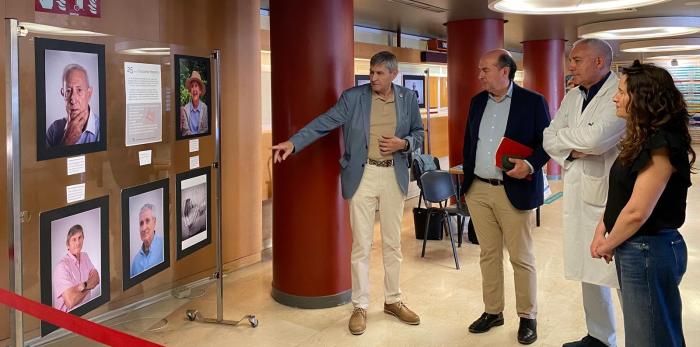 El director general de Asistencia Sanitaria, ramón Boria, ha visitado la muestra de 25 años de trasplante hepático, que se muestra en el Hospital Clínico