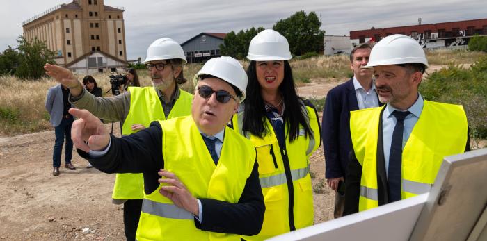 Octavio López y Lorena Orduna, visitan las obras de La Merced y la parcela del Polígono de las Harineras