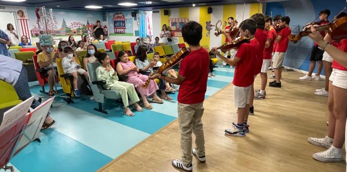 El concierto de violín en el que se han interpretado distintas piezas de rock se ha desarrollado este viernes, último día de cole, en el cine del Hospital Infantil