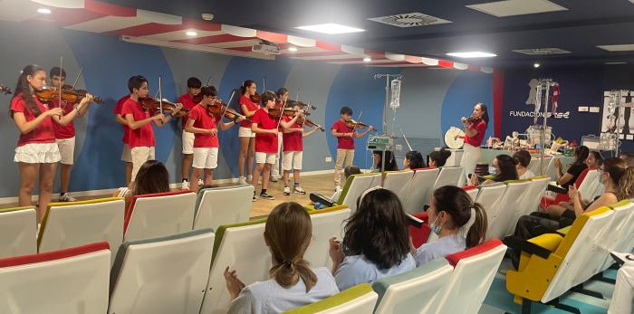 El concierto de violín en el que se han interpretado distintas piezas de rock se ha desarrollado este viernes, último día de cole, en el cine del Hospital Infantil