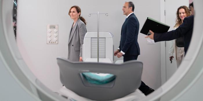 La ministra de Sanidad, Mónica García Gómez, y el consejero de Sanidad del Gobierno de Aragón, José Luis Bancalero, visitan el Hospital Universitario Miguel Servet de Zaragoza.