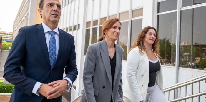 La ministra de Sanidad, Mónica García Gómez, y el consejero de Sanidad del Gobierno de Aragón, José Luis Bancalero, visitan el Hospital Universitario Miguel Servet de Zaragoza.