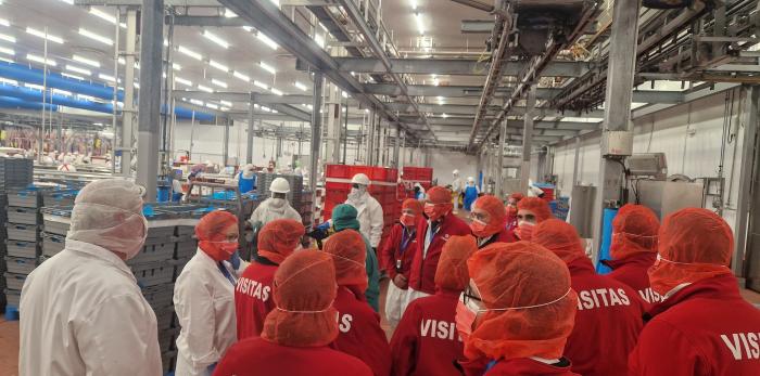 Visita del consejero de Sanidad y de otros miembros del Departamento, así como de representantes del Ayuntamiento de Binéfar a las instalaciones de Fribin (Binéfar)