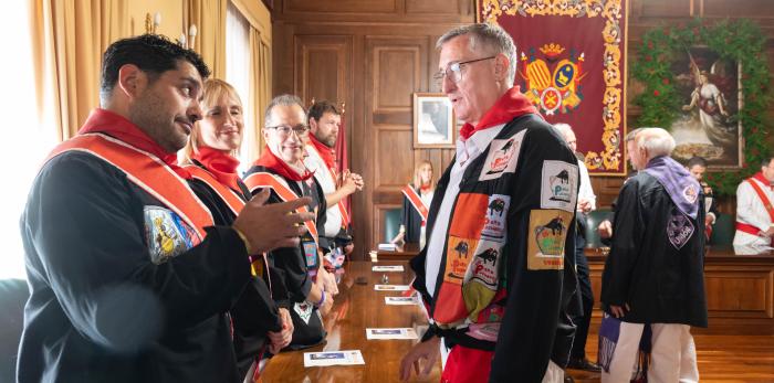 El presidente Azcón, de rojo y blanco junto a otros miembros del Gobierno, ha estado este sábado en Teruel