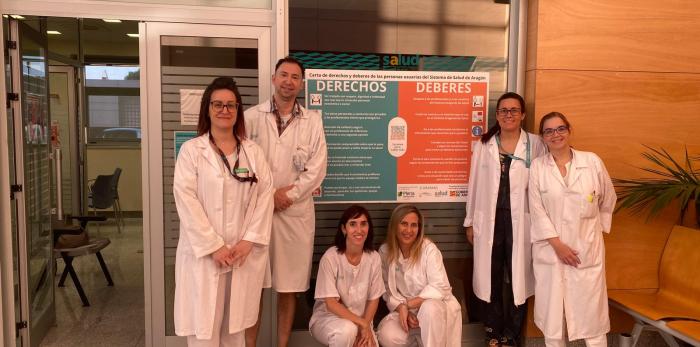 Trabajadores del Servicio de Información y Atención al Usuario del Hospital Universitario Miguel Servet de Zaragoza, junto a la Carta de Derechos y Deberes.
