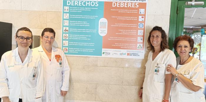 Trabajadoras del Servicio de Información y Atención al Usuario del Hospital Universitario San Jorge de Huesca, junto a la Carta de Derechos y Deberes.