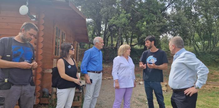 La consejera de Educación, Cultura y Deporte ha visitado las instalaciones de Caneto junto con las familias de la localidad y el secretario general técnico del departamento y el director general de Planificación, Centros y FP