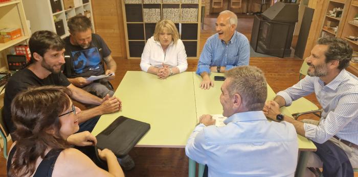 La consejera de Educación, Cultura y Deporte ha visitado las instalaciones de Caneto junto con las familias de la localidad y el secretario general técnico del departamento y el director general de Planificación, Centros y FP