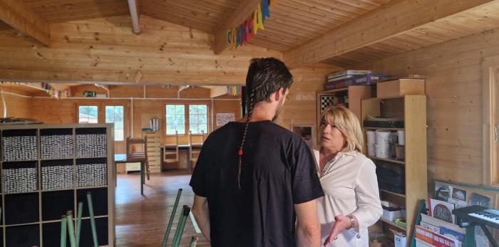 La consejera de Educación, Cultura y Deporte ha visitado las instalaciones de Caneto junto con las familias de la localidad y el secretario general técnico del departamento y el director general de Planificación, Centros y FP