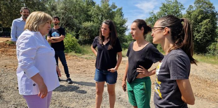 La consejera de Educación, Cultura y Deporte ha visitado las instalaciones de Caneto junto con las familias de la localidad y el secretario general técnico del departamento y el director general de Planificación, Centros y FP