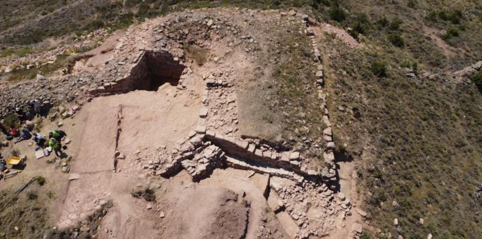 La directora general de Patrimonio Cultural, Gloria Pérez, ha visitado hoy el yacimiento de Aratis.