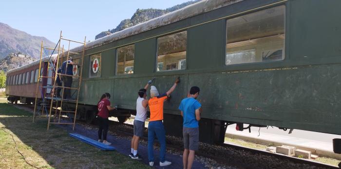 El campo de voluntariado 'El tren de los peregrinos' se desarrolla en Canfranc hasta el 11 de agosto