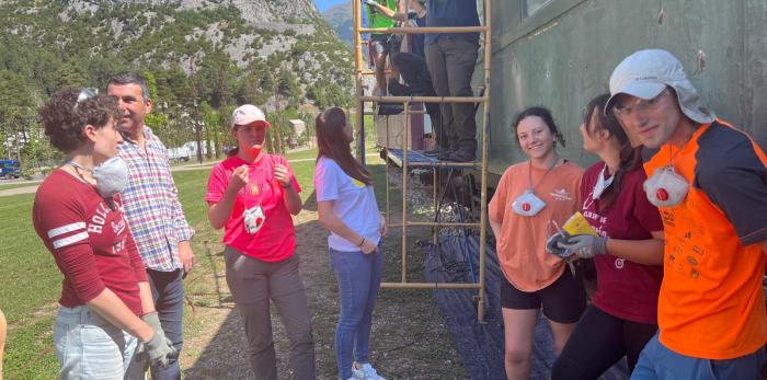 El campo de voluntariado 'El tren de los peregrinos' se desarrolla en Canfranc hasta el 11 de agosto