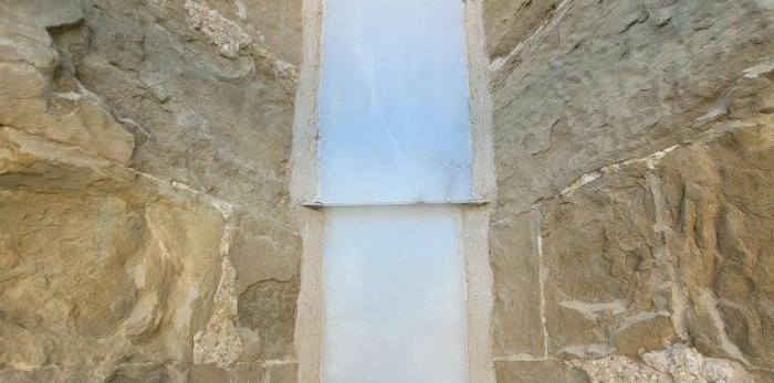 Colocación de un sistema de cerramiento con losas de alabastro en el exterior del muro de la Capilla de la Universidad Sertoriana, en el Museo de Huesca.