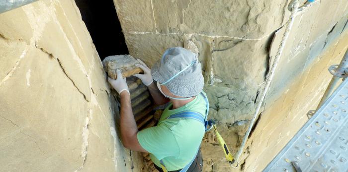 Colocación de un sistema de cerramiento con losas de alabastro en el exterior del muro de la Capilla de la Universidad Sertoriana, en el Museo de Huesca.