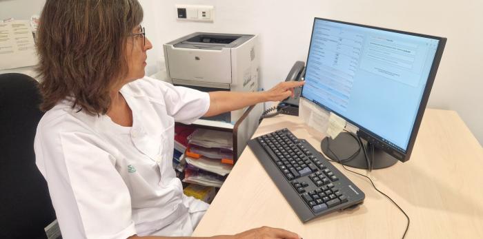 Una enfermera del centro de salud Amparo Poch de Zaragoza muestra las opciones de indicación.