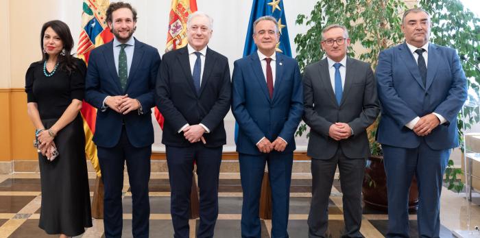 El presidente del Gobierno de Aragón, Jorge Azcón y el consejero de Fomento, Vivienda, Logística y Cohesión Territorial, Octavio López, reciben a los presidentes de las diputaciones de Zaragoza, Juan Antonio Sánchez-Quero; de la Huesca, Isaac Claver, y Te