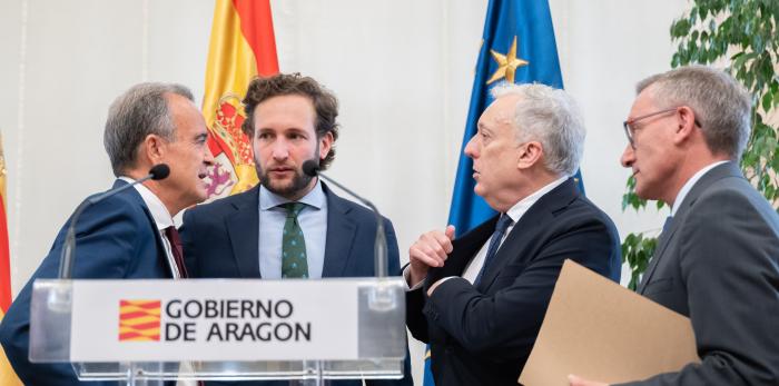 El presidente del Gobierno de Aragón, Jorge Azcón y el consejero de Fomento, Vivienda, Logística y Cohesión Territorial, Octavio López, reciben a los presidentes de las diputaciones de Zaragoza, Juan Antonio Sánchez-Quero; de la Huesca, Isaac Claver, y Te