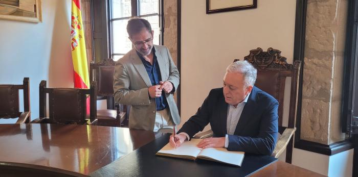 Octavio López ha firmado en el Libro de Honor de Valderrobres en presencia del alcalde, Carlos Boné.