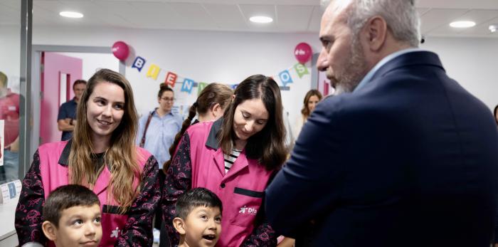 Azcón ha estado acompañado por la consejera de Bienestar Social y Familia, Carmen Susín; el director gerente del IASS, Ángel Val y presidenta de Dfa, Marta Valencia