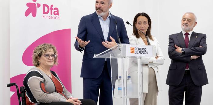 Azcón ha estado acompañado por la consejera de Bienestar Social y Familia, Carmen Susín; el director gerente del IASS, Ángel Val y presidenta de Dfa, Marta Valencia