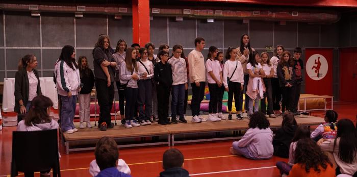 A su llegada a Teruel los 120 participantes en el IV Encuentro el viernes empezaron a preparar su coreografía de cierre